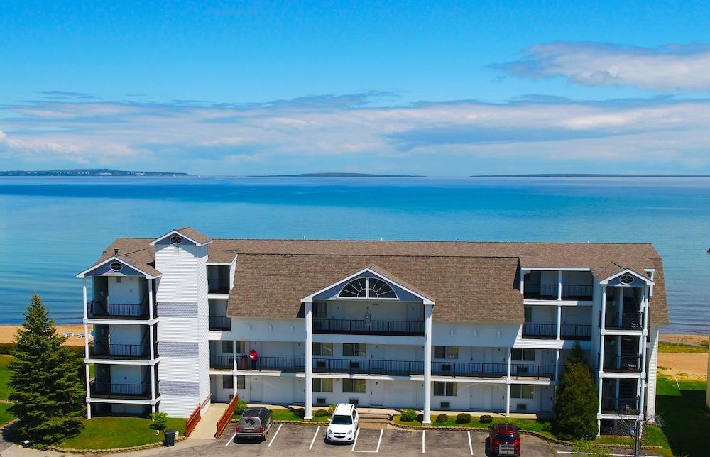 Quality Inn & Suites Mackinaw City Beachfront Εξωτερικό φωτογραφία