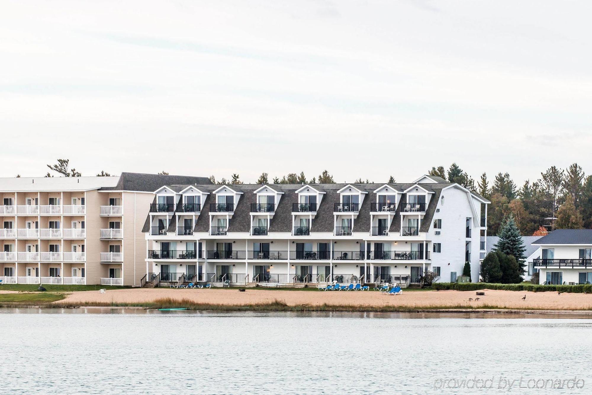 Quality Inn & Suites Mackinaw City Beachfront Εξωτερικό φωτογραφία