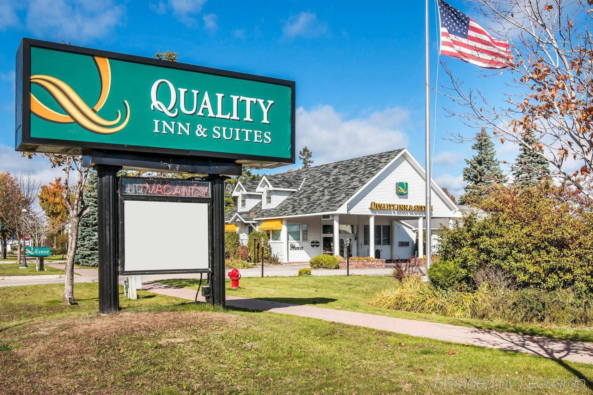 Quality Inn & Suites Mackinaw City Beachfront Εξωτερικό φωτογραφία