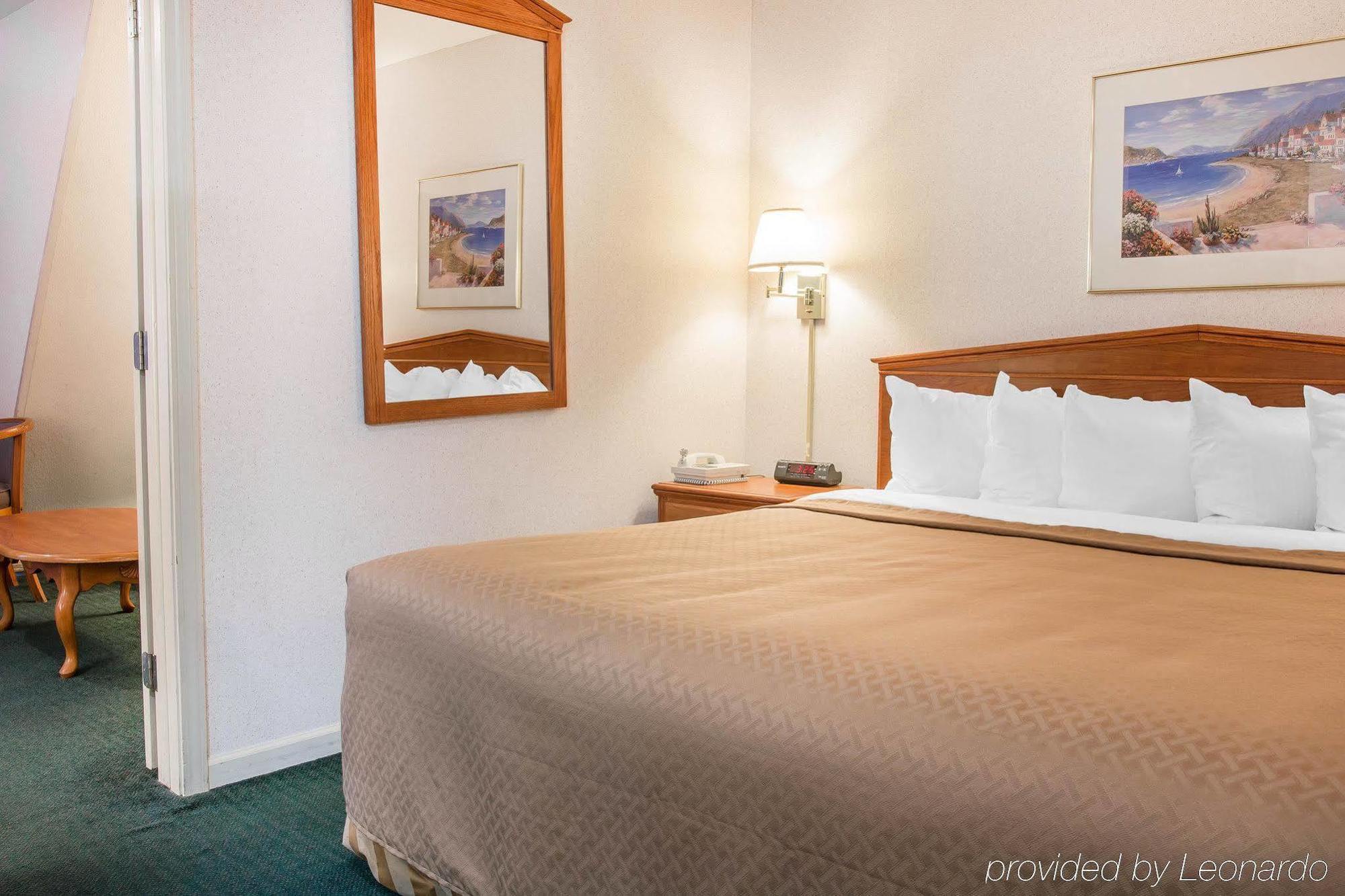 Quality Inn & Suites Mackinaw City Beachfront Εξωτερικό φωτογραφία